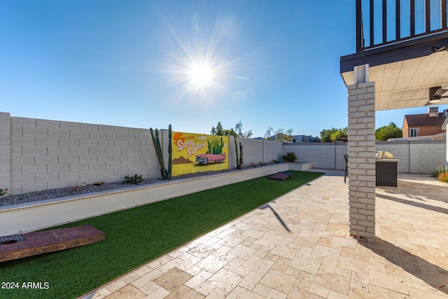 view of yard featuring a patio