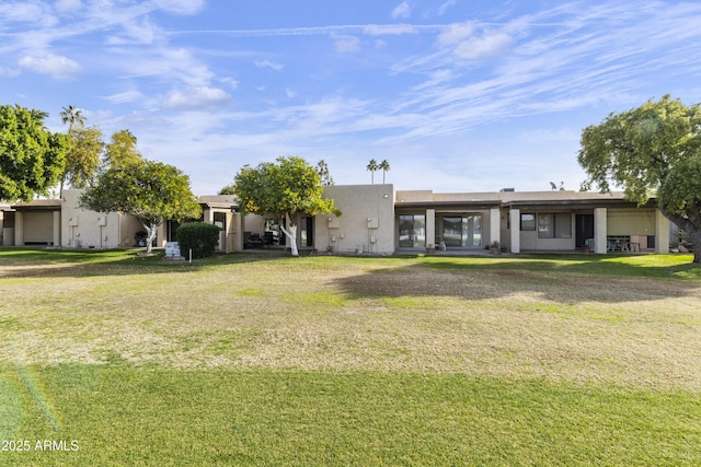 view of front of property featuring a front lawn