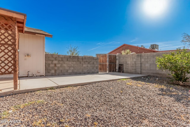 view of yard featuring a patio