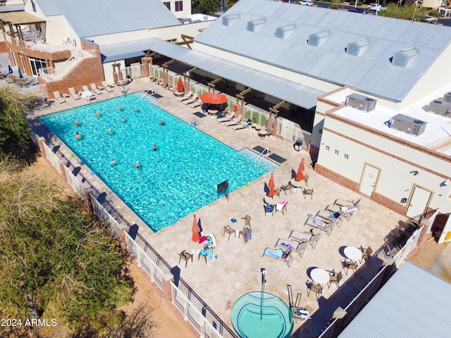 view of swimming pool