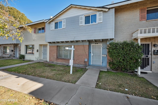 townhome / multi-family property featuring a front yard