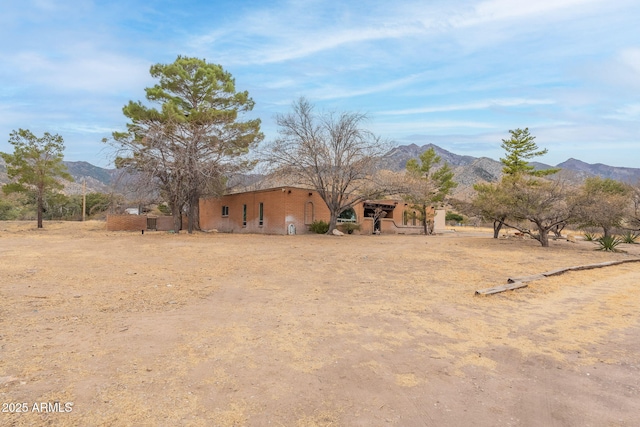 view of yard with a mountain view