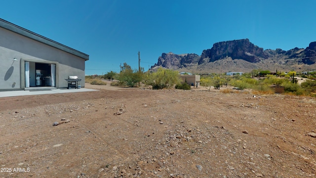 view of yard with a mountain view