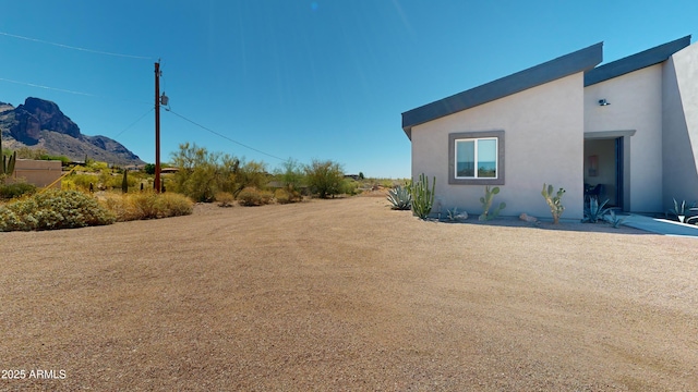 view of yard with a mountain view