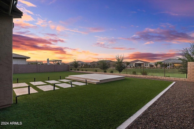 view of yard at dusk