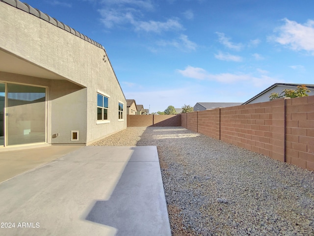 view of yard featuring a patio area