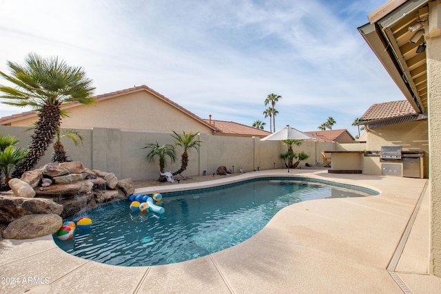 view of swimming pool