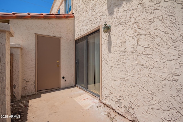 entrance to property featuring a patio