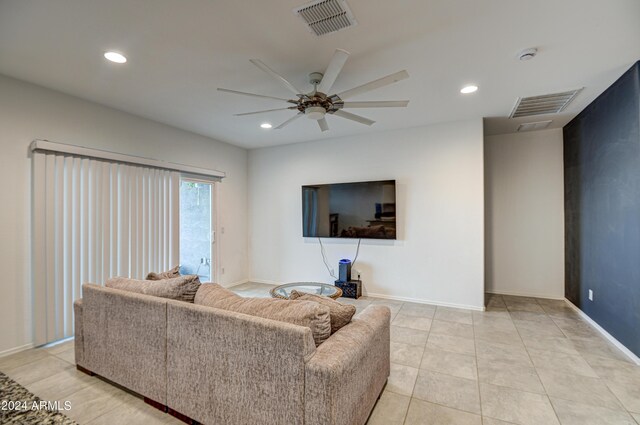 living area with baseboards, a ceiling fan, visible vents, and recessed lighting