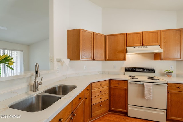 kitchen featuring a sink, lofted ceiling, white electric range oven, under cabinet range hood, and light wood-style flooring