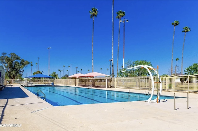 1338 E Granada Rd, Phoenix, AZ 85006 - community pool with a patio area