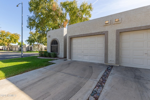 view of front of house featuring a front yard and a garage