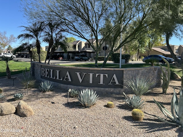 community / neighborhood sign with a residential view