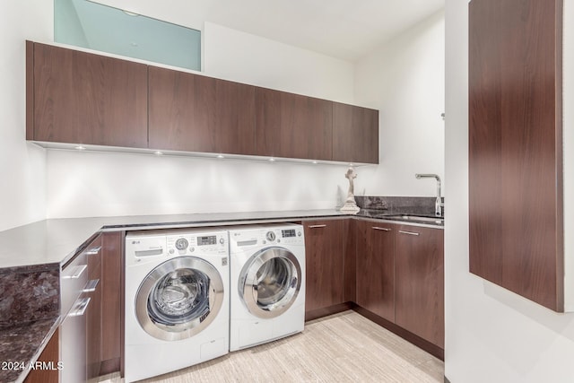 laundry room featuring sink, cabinets, and independent washer and dryer