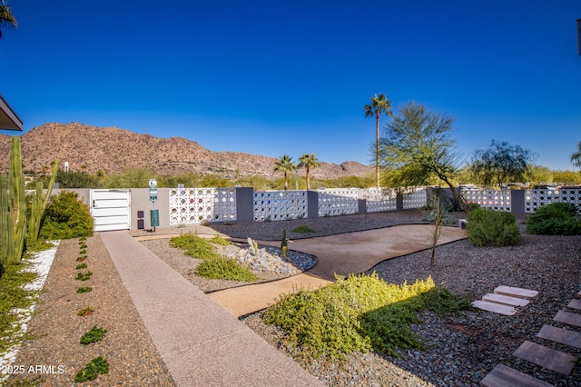 view of yard with a mountain view