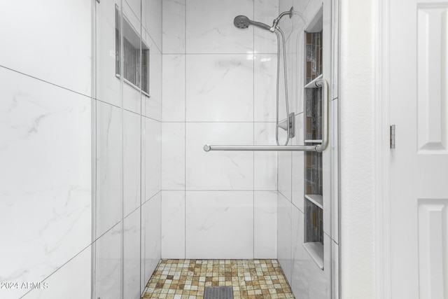 bathroom featuring tiled shower