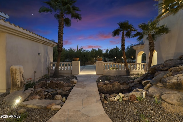 view of yard at dusk