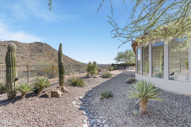 view of yard featuring a mountain view