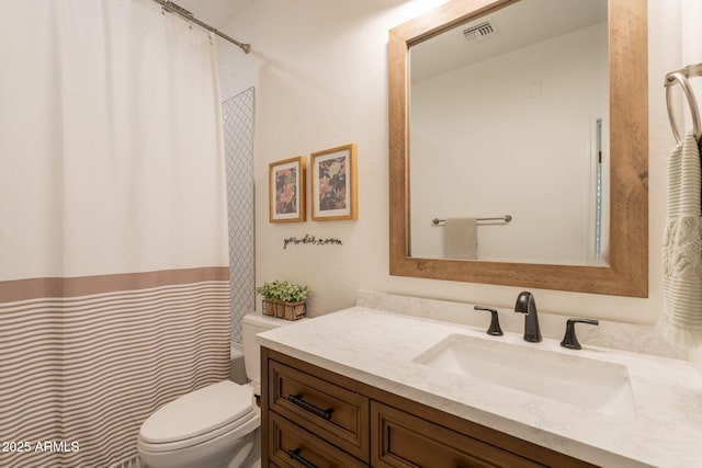 full bath featuring toilet, vanity, curtained shower, and wainscoting