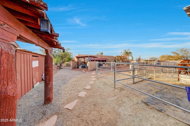 view of yard featuring an outdoor structure