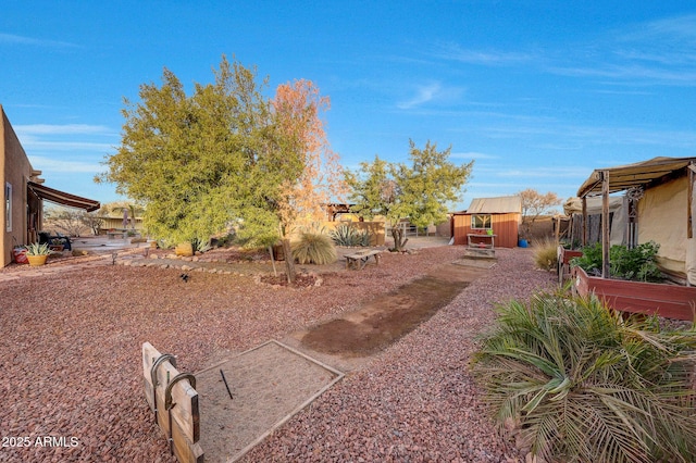 view of yard with an outdoor structure