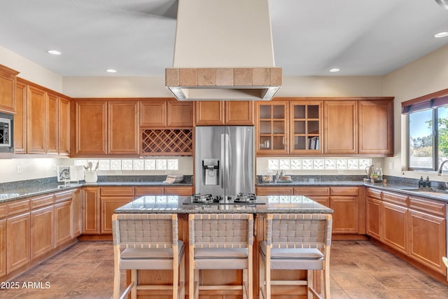 7524 E Leland Cir, Mesa, AZ 85207 - kitchen featuring appliances with stainless steel finishes, a sink, ventilation hood, a kitchen breakfast bar, and recessed lighting