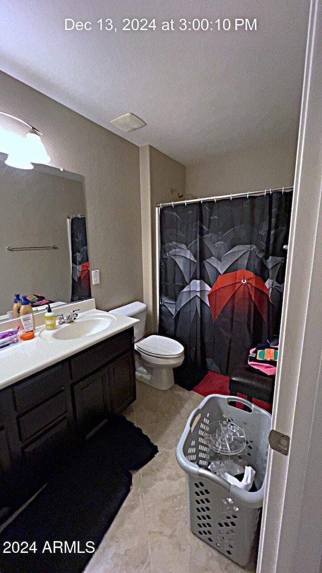 bathroom with a shower with shower curtain, vanity, and toilet