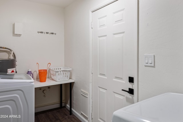 3814 N 36th St, Phoenix, AZ 85018 - laundry area with independent washer and dryer and dark wood-style floors