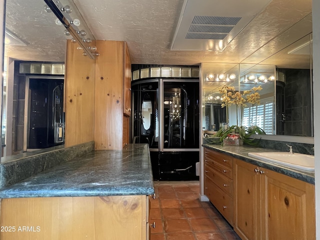 15240 N 51st St, Scottsdale, AZ 85254 - interior space with visible vents, tile patterned flooring, and a sink
