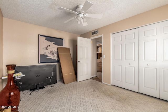 15240 N 51st St, Scottsdale, AZ 85254 - carpeted bedroom featuring a textured ceiling, visible vents, ceiling fan, and a closet