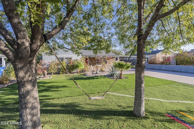 view of front facade with a front yard