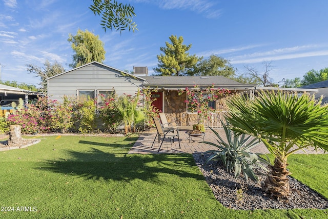 view of yard featuring a patio area