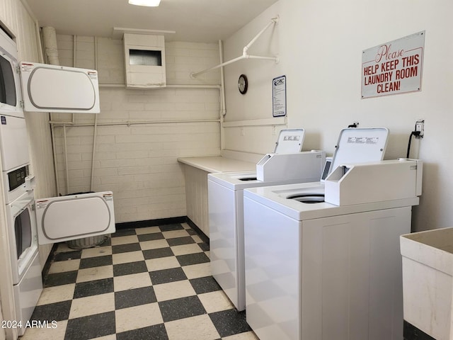 laundry room with sink and washing machine and dryer