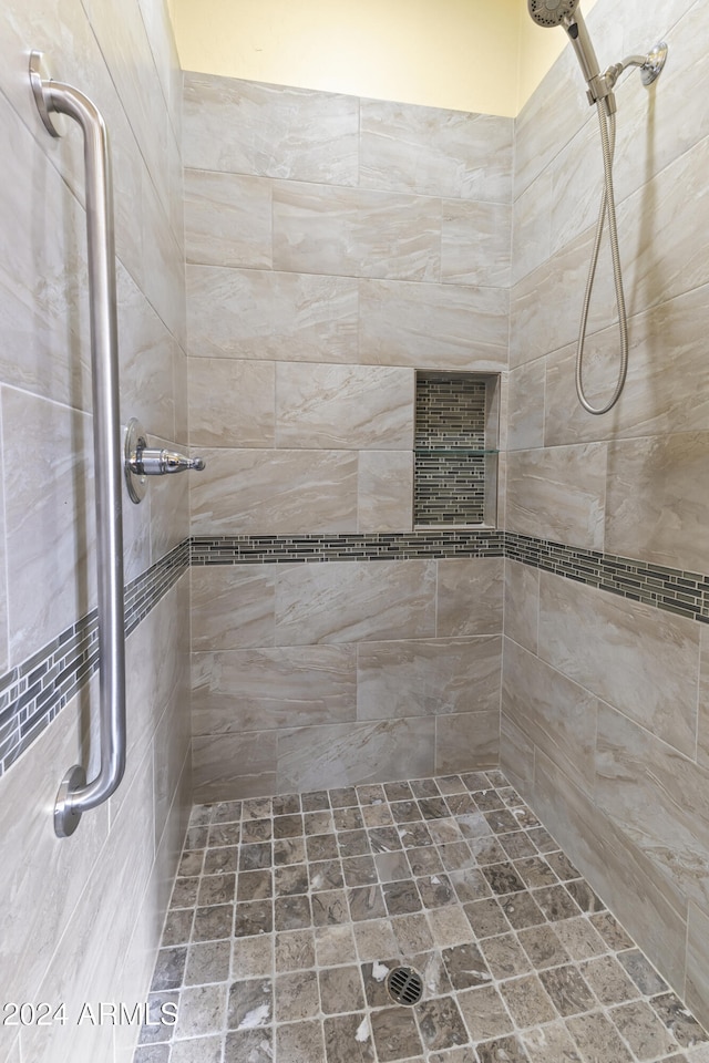 bathroom featuring a tile shower