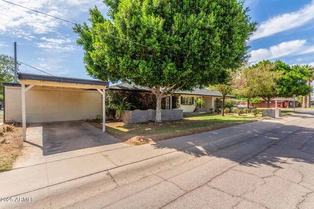 2938 N 18th Ave, Phoenix, AZ 85015 - ranch-style house featuring driveway, a front yard, and an attached carport