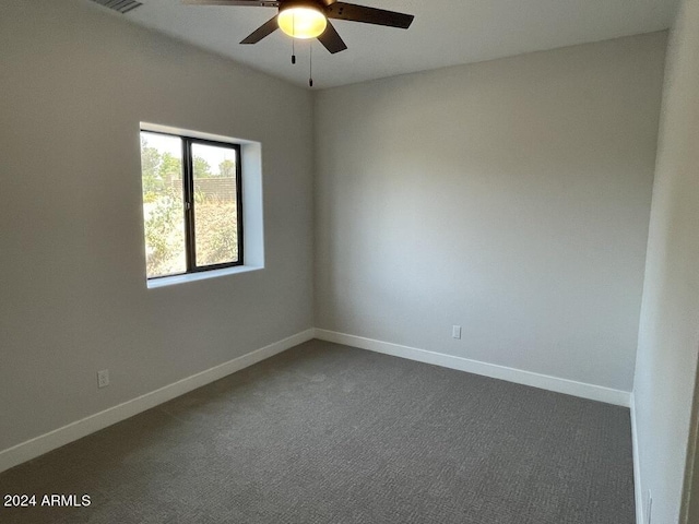 carpeted empty room featuring ceiling fan