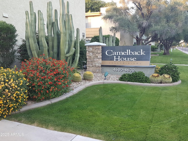 community sign with a yard