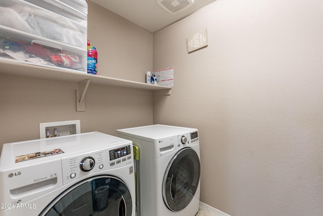 washroom with laundry area, visible vents, independent washer and dryer, and baseboards