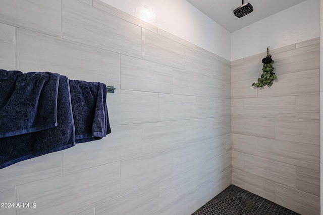 bathroom featuring tiled shower