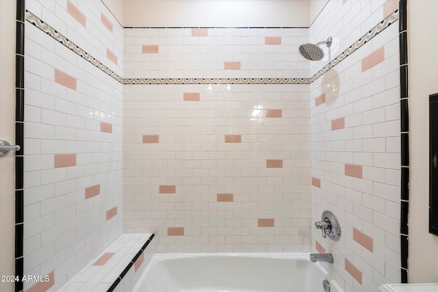 bathroom with tiled shower / bath combo