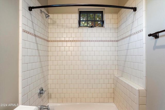 bathroom with tiled shower / bath combo