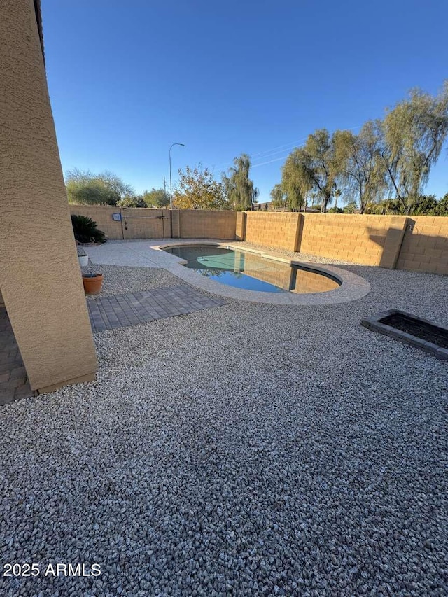 view of yard with a fenced in pool