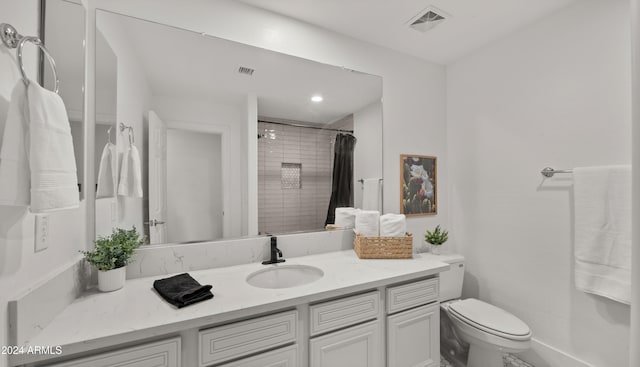 full bathroom featuring toilet, curtained shower, visible vents, and vanity