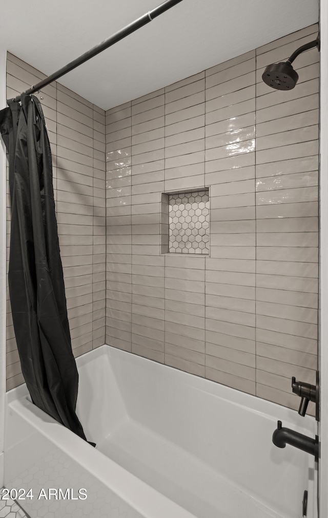 full bath with shower / tub combo with curtain