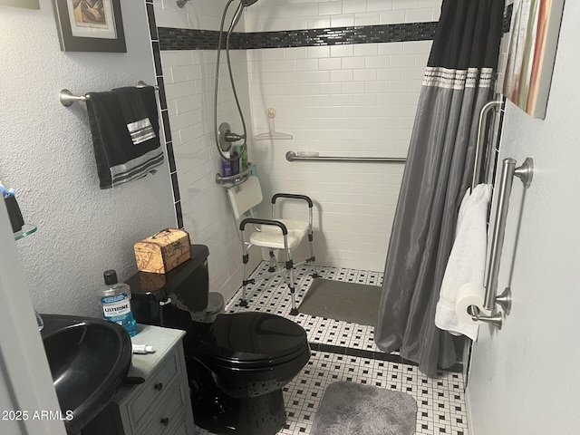 bathroom featuring a shower with curtain, toilet, and sink