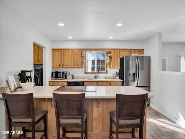 kitchen featuring sink, stainless steel appliances, and a breakfast bar