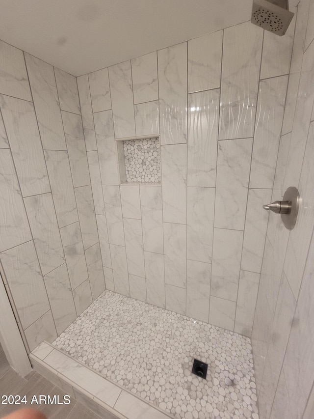 bathroom featuring a tile shower