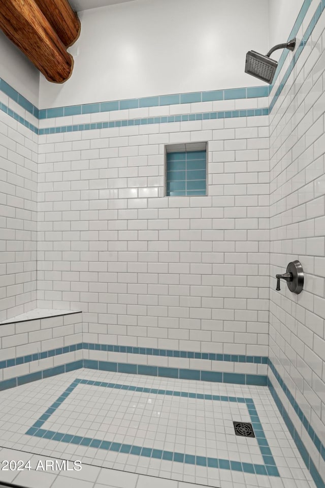 bathroom featuring a tile shower