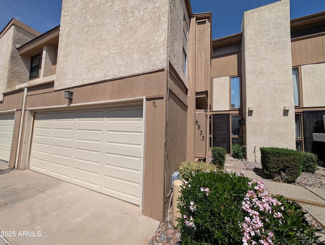 6533 N 10th Pl, Phoenix, AZ 85014 - garage with driveway