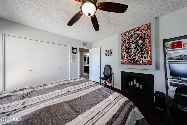 6533 N 10th Pl, Phoenix, AZ 85014 - bedroom featuring a textured ceiling, a ceiling fan, and a closet